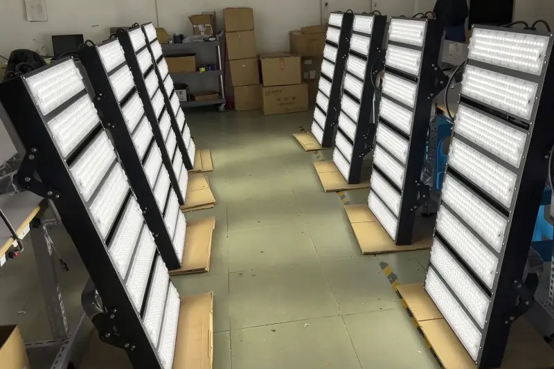 2000W LED فلڈ لائٹس کے 8 سیٹ ٹوگو بھیجے گئے۔